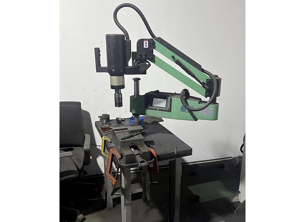 萬向搖臂電動伺服攻絲機