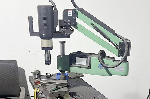 萬向搖臂電動伺服攻絲機