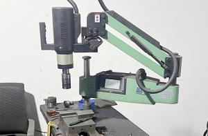 萬向搖臂電動伺服攻絲機